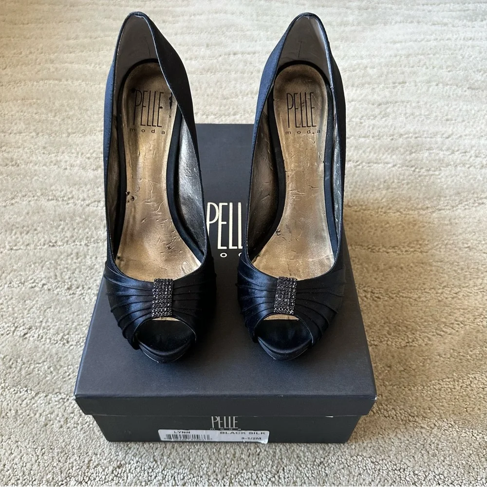 Pelle Moda Lynn Silk Peep Toe Pleated Crystal Platform Heel Pumps Black Size 8.5